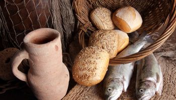 Graphic of loaves and fish to illustrate the article 